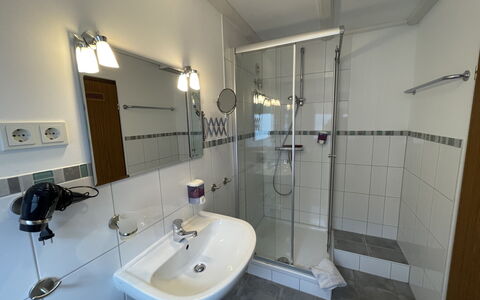 Thalfang 200: Miroir, Luminaire Plomberie, Robinet, Évier, Propriété, Salle De Bains, Lavabo, Violet, Douche