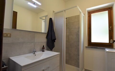 Fenis 300: Salle De Bains, Pièce, Armoire De Toilette, Propriété, Accessoire Salle De Bain, Évier, Luminaire Plomberie, Lavabo, Robinet, Mur