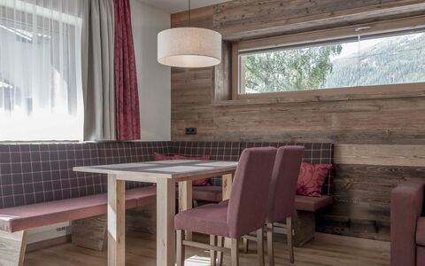 Sölden 751: Pièce, Meubles, Design Intérieur, Propriété, Table, Salle À Manger, Bâtiment, Plafond, Sol, Maison