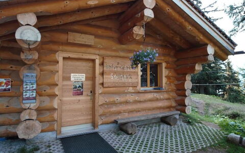 Bärgblüemli Eg Süd: Propriété, Fenêtre, Plante, Bois, Bâtiment, Chalet, Maison, Arbre, Siding, Toit