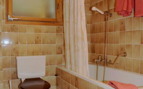 Bärgblüemli Eg Süd: Baignoire, Bâtiment, Propriété, Luminaire Plomberie, Salle De Bains, Tige De Douche, Design Intérieur, Architecture, Sol, Douche