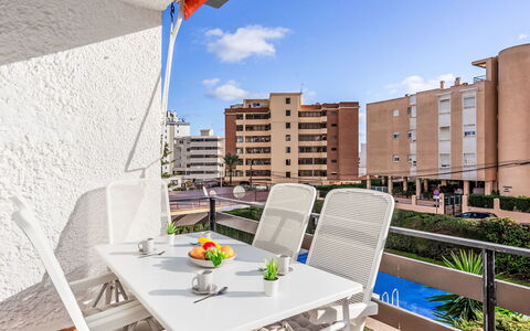 Solmontemar: Appartement, Meubles, Balcon, Condominium, Mobilier De Jardin, Chaise, Ombre, Hôtel, Table Cuisine Et Salle A Manger, Tableau De Plein Air