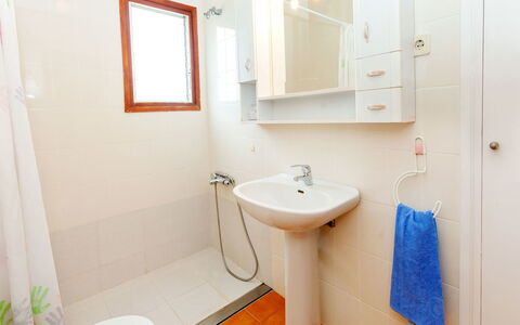 Katy: Salle De Bains, Pièce, Propriété, Design Intérieur, Évier, Mur, Maison, Lavabo, Luminaire Plomberie, Sol
