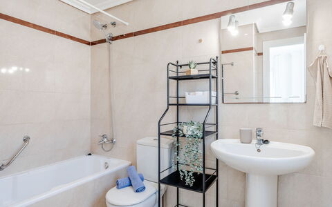 Venecia: Salle De Bains, Luminaire Plomberie, Design Intérieur, Sol, Sol, Plomberie, Robinet, Toilette, Évier, Miroir
