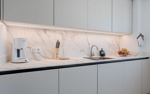 Venecia: Cuisine, Comptoir, Design Intérieur, Appareil De Cuisine, Éclairage, Cabinetry, Électroménager, Principaux Appliance, Luminaire