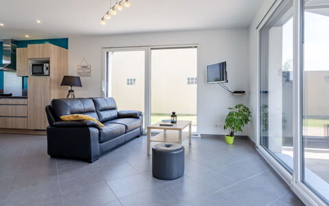 Chalmeignes: Canapé, Plante, Bâtiment, Design Intérieur, Cadre, Confort, Sol, Fenêtre, Sol
