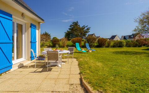 Ty Bihan: Ciel, Plante, Fenêtre, Bâtiment, Lot Terre, Arbre, Chaise, Mobilier De Jardin, Ombre, Loisir