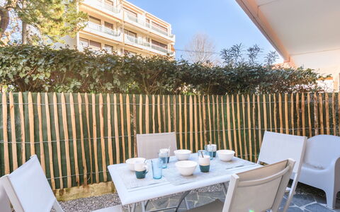 Arcachon 577: Ciel, Table, Meubles, Bâtiment, Propriété, Chaise, Bleu Azur, Plante, Bois, Mobilier De Jardin