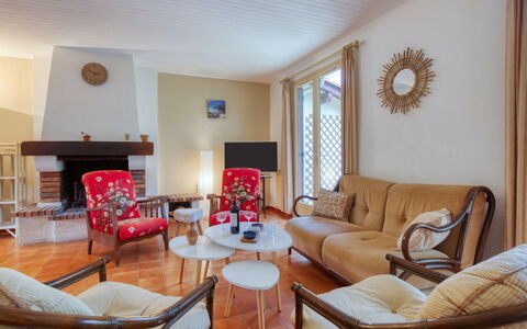 Les Sylvaines: Meubles, Propriété, Table, Canapé, Bois, Salon, Chaise, Éclairage, Design Intérieur, Sol