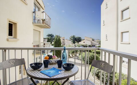 Le Barcarès 330: Bâtiment, Ciel, Table, Fenêtre, Plante, Chaise, Clôture, Mobilier De Jardin, Tableau De Plein Air, Design Urbain