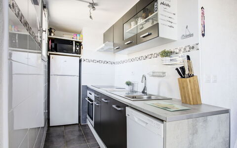 Le Barcarès 330: Cabinetry, Propriété, Robinet, Évier, Comptoir, Evier, Cuisine, Bâtiment, Électroménager, Design Intérieur