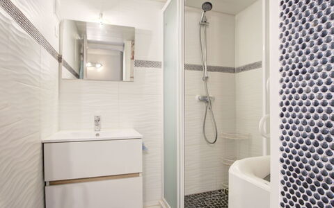 Le Barcarès 330: Luminaire Plomberie, Tete De Douche, Salle De Bains, Évier, Design Intérieur, Douche, Panneau De Douche, Robinet, Bar De Douche
