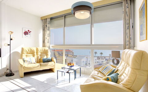 Ibis: Meubles, Propriété, Table, Canapé, Confort, Salon, Design Intérieur, Lampe, Fenêtre, Sol