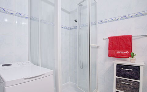 Ibis: Luminaire Plomberie, Rectangle, Sol, Matériel De La Propriété, Conception Automobile, Gaz, Salle De Bains, Verre, Douche