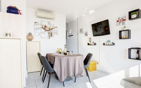 Ibis: Cadre, Table, Meubles, Design Intérieur, Chaise, Bâtiment, Sol, Sol, Immobilier, Plafond