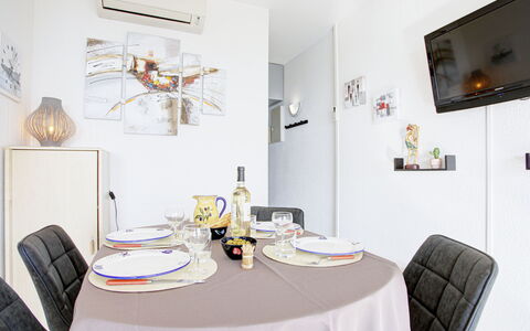Ibis: Table, Meubles, Propriété, Bâtiment, Nappe De Table, Design Intérieur, Cadre, Bouteille, Décoration