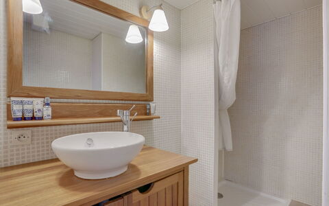 La Résidence: Salle De Bains, Propriété, Pièce, Lavabo, Armoire De Toilette, Mur, Accessoire Salle De Bain, Luminaire Plomberie, Design Intérieur, Tuile