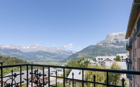 La Résidence: Montagnes Relief, Montagne, Propriété, Ciel, Chaîne De Montagnes, Alpes, Vacances, Arbre, Maison, Immobilier