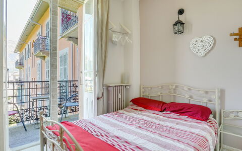 La Résidence: Chambre, Lit, Propriété, Pièce, Meubles, Cadre De Lit, Drap De Lit, Design Intérieur, Literie, Mur