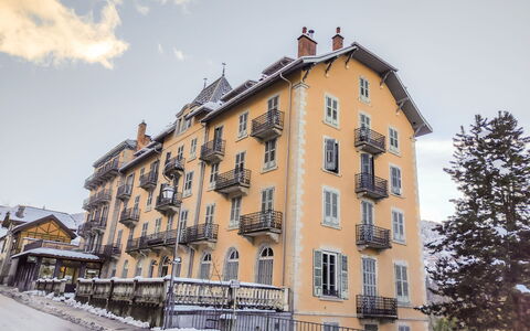 La Résidence: Ciel, Bâtiment, Fenêtre, Plante, Nuage, Maison, Arbre, Façade, Neige, Ville