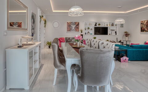 Dream House: Blanc, Propriété, Pièce, Meubles, Design Intérieur, Sol, Rose, Plafond, Bâtiment, Salle À Manger