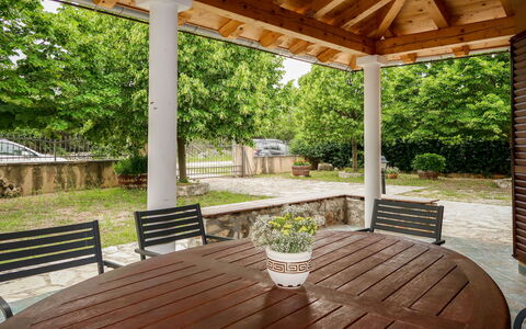 Ana: Bois, Meubles, Mobilier De Jardin, Table, Plafond, Ombre, Porche, Chaise, Pavillon, Colonne