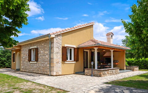 Ana: Bâtiment, Fenêtre, Maison, Domicile, Porte, Zone Résidentielle, Toit, Façade, Chalet, Architecture