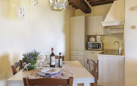 Appartamento Ginepro - Borgo in Chianni: Pièce, Propriété, Salle À Manger, Meubles, Design Intérieur, Bâtiment, Plafond, Table, Maison, Immobilier