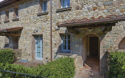 Appartamento Ginepro - Borgo in Chianni: Propriété, Maison, Bâtiment, Chalet, Mur, Immobilier, Architecture, Fenêtre, Façade, Domicile