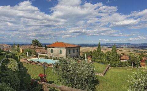 Appartamento Ginepro - Borgo in Chianni: Nuage, Ciel, Plante, Bâtiment, Fenêtre, Écorégion, Arbre, Paysage Naturel, Lot Terre, Maison