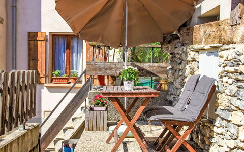 Le Raccard: Meubles, Table, Plante, Bâtiment, Tableau De Plein Air, Parapluie, Bois, Ombre, Mobilier De Jardin, Chaise