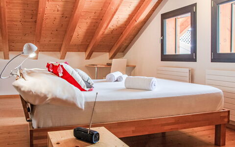 Le Raccard: Meubles, Propriété, Confort, Bois, Design Intérieur, Sol, Cadre De Lit, Mur, Ombre, Sol