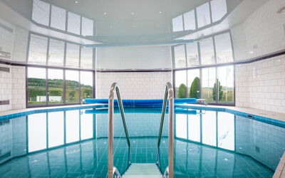 Gerolstein 200: L'Eau, Bâtiment, Propriété, Piscine, Bleu Azur, Maison, Architecture, Ombre, Loisir, Fenêtre