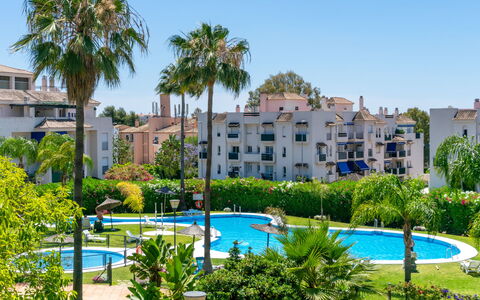 Lorcrimar Iii: Plante, Ciel, Bâtiment, Fenêtre, Bleu Azur, Porte, Lot Terre, Maison, Arbre