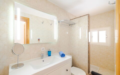 Cala Santanyí Beach House Jm: Miroir, Armoire De Toilette, Évier, Luminaire Plomberie, Robinet, Lavabo, Salle De Bains, Bâtiment, Bleu Azur