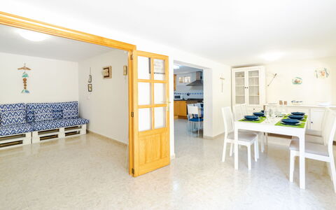 Cala Santanyí Beach House Jm: Meubles, Table, Chaise, Bâtiment, Étagère, Plante D'Appartement, Cabinetry, Maison, Rayonnage, Bois