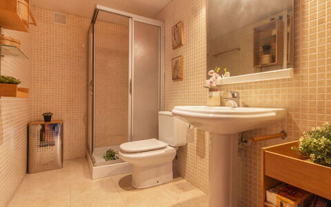 Mas de Clariana: Salle De Bains, Propriété, Pièce, Tuile, Design Intérieur, Sol, Mur, Immobilier, Architecture, Bâtiment