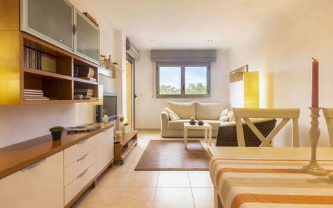 Mas de Clariana: Pièce, Design Intérieur, Propriété, Meubles, Bâtiment, Salon, Jaune, Sol, Maison, Plafond
