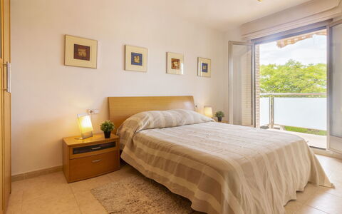 Mas de Clariana: Chambre, Meubles, Lit, Pièce, Propriété, Drap De Lit, Sol, Design Intérieur, Matelas, Literie