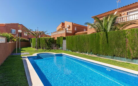 Villa Aragon: Appartement, Balcon, Condominium, Clôture, Mobilier De Jardin