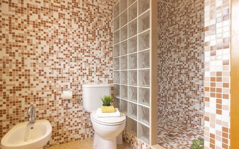 Cap Roig: Tuile, Salle De Bains, Propriété, Pièce, Mur, Design Intérieur, Céramique, Immobilier, Sol, Fond D'Écran