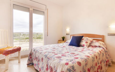 Cap Roig: Chambre, Lit, Meubles, Drap De Lit, Pièce, Propriété, Literie, Cadre De Lit, Design Intérieur, Sol