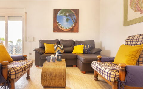 Cap Roig: Salon, Pièce, Meubles, Jaune, Design Intérieur, Propriété, Sol, Canapé, Table, Parquet