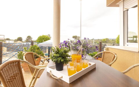 Cap Roig: Design Intérieur, Jaune, Pièce, Propriété, Pot De Fleur, Immobilier, Table, Meubles, Maison, Sol