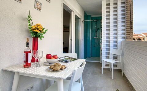 Jávea 179: Meubles, Table, Plante, Orange, Bouteille, Textile, Design Intérieur, Fleur, Jaune, Aliments