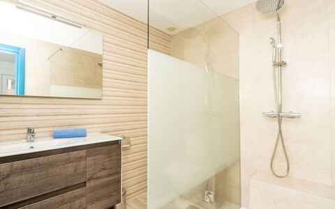 Jávea 179: Miroir, Tete De Douche, Luminaire Plomberie, Propriété, Salle De Bains, Douche, Robinet, Design Intérieur, Bois
