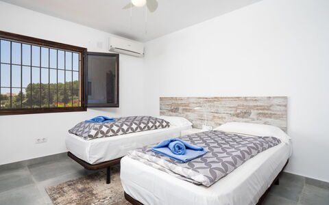 Miramar: Chambre, Lit, Meubles, Pièce, Propriété, Matelas, Cadre De Lit, Design Intérieur, Immobilier, Drap De Lit