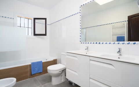 Miramar: Salle De Bains, Pièce, Propriété, Design Intérieur, Bâtiment, Immobilier, Meubles, Maison, Architecture, Sol