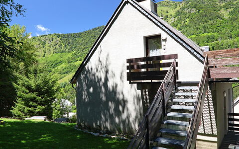 Les Marmottes: Bâtiment, Plante, Ciel, Arbre, Maison, Pente, Bois, Chalet, Escaliers, Herbe