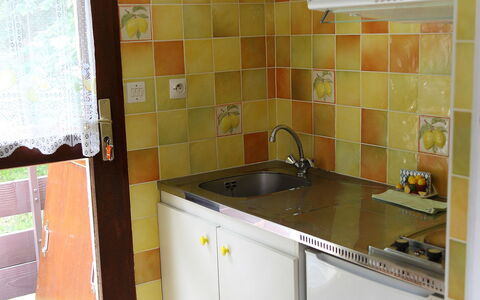 Les Marmottes: Pièce, Propriété, Cuisine, Tuile, Jaune, Comptoir, Meubles, Cabinetry, Maison, Sol